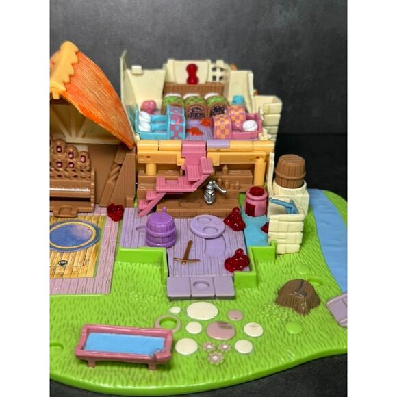 Vintage Disney Snow White Tiny Collection Polly Pocket Cottage 1995 *Works* - Picture 3 of 10